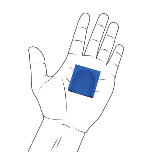 Hand mit Hubelino Kugelbahn Baustein Blau